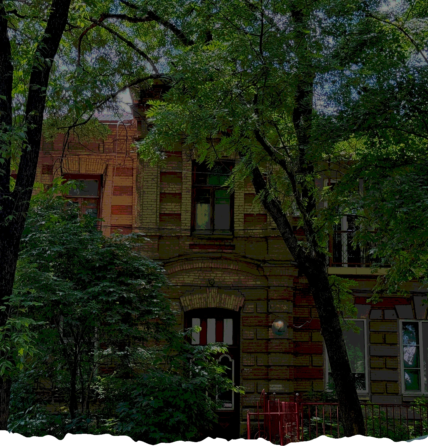 Курортная дача в Ессентуках среди деревьев